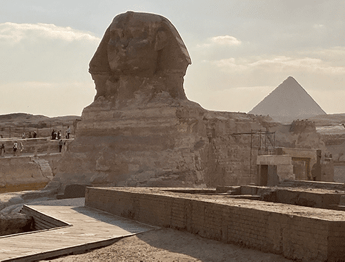 construction of King Khufu's Great Pyramid at Giza